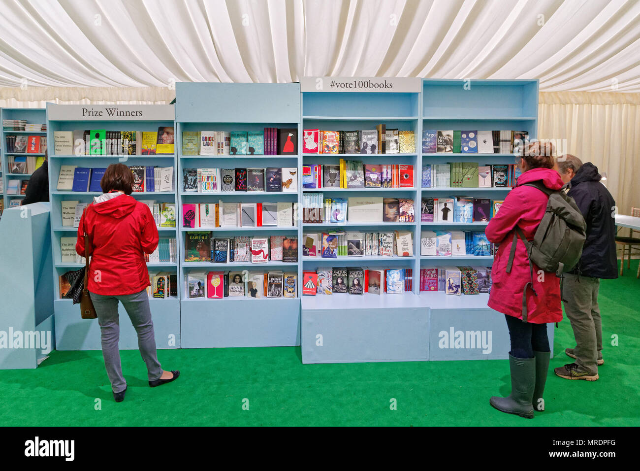 Foto: la gente busque en la librería. Re: Festival de heno heno en Wye, Powys, Gales, Reino Unido. Viernes, 25 de mayo de 2018 Foto de stock