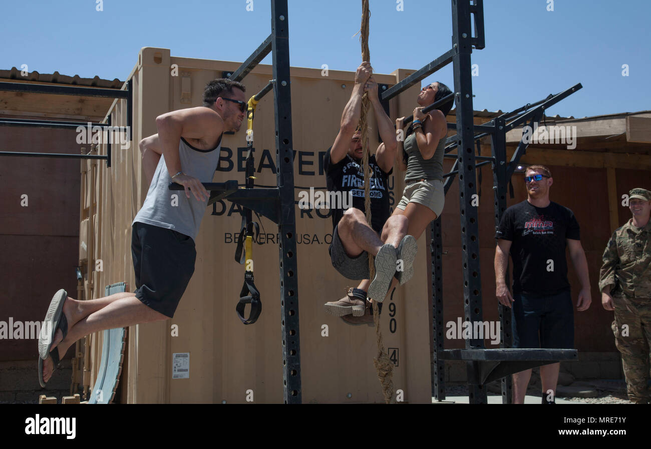 Los atletas de UFC de izquierda, Jake Ellenberger, Diego Sanchez, y Emily Miller, el ejercicio mientras visitaba los paracaidistas del ejército de EE.UU. en el campamento de Swift, Iraq, 5 de junio de 2017. Los atletas participaron en los deportes profesionales MVP JAULA MMA Crusader Tour y visitó a los miembros del servicio desplegado en apoyo de la Combined Joint Task Force-Operation inherente resolver. CJTF-OIR es la coalición global para derrotar a ISIS en Iraq y Siria. (Ee.Uu. Foto del ejército por CPL. Rachel Diehm) Foto de stock