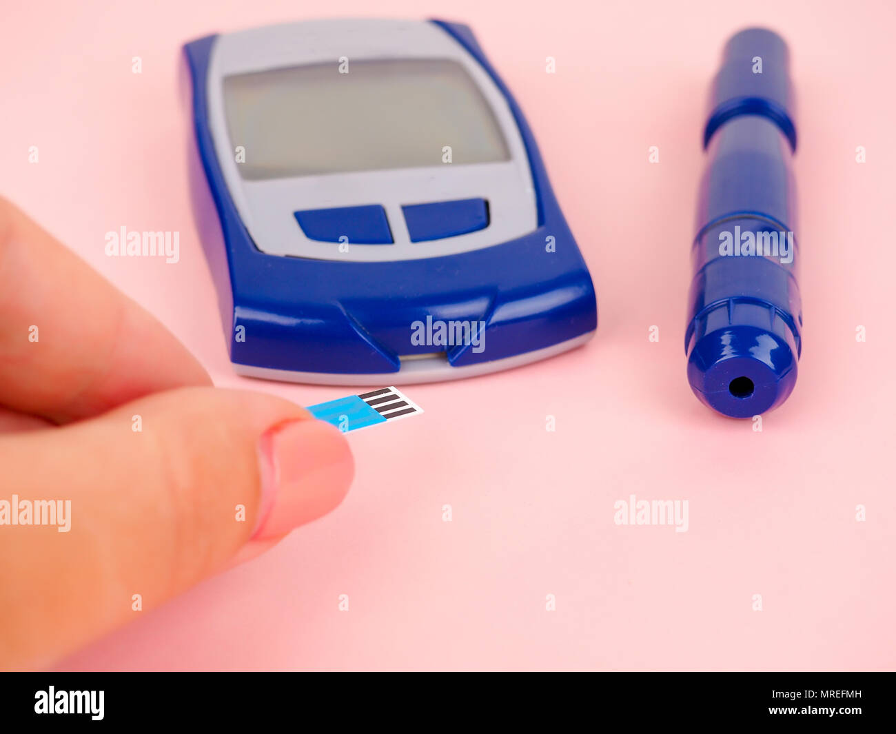 Aguja de inyección de insulina o un bolígrafo para uso de los diabéticos,  la insulina y el glucómetro Fotografía de stock - Alamy