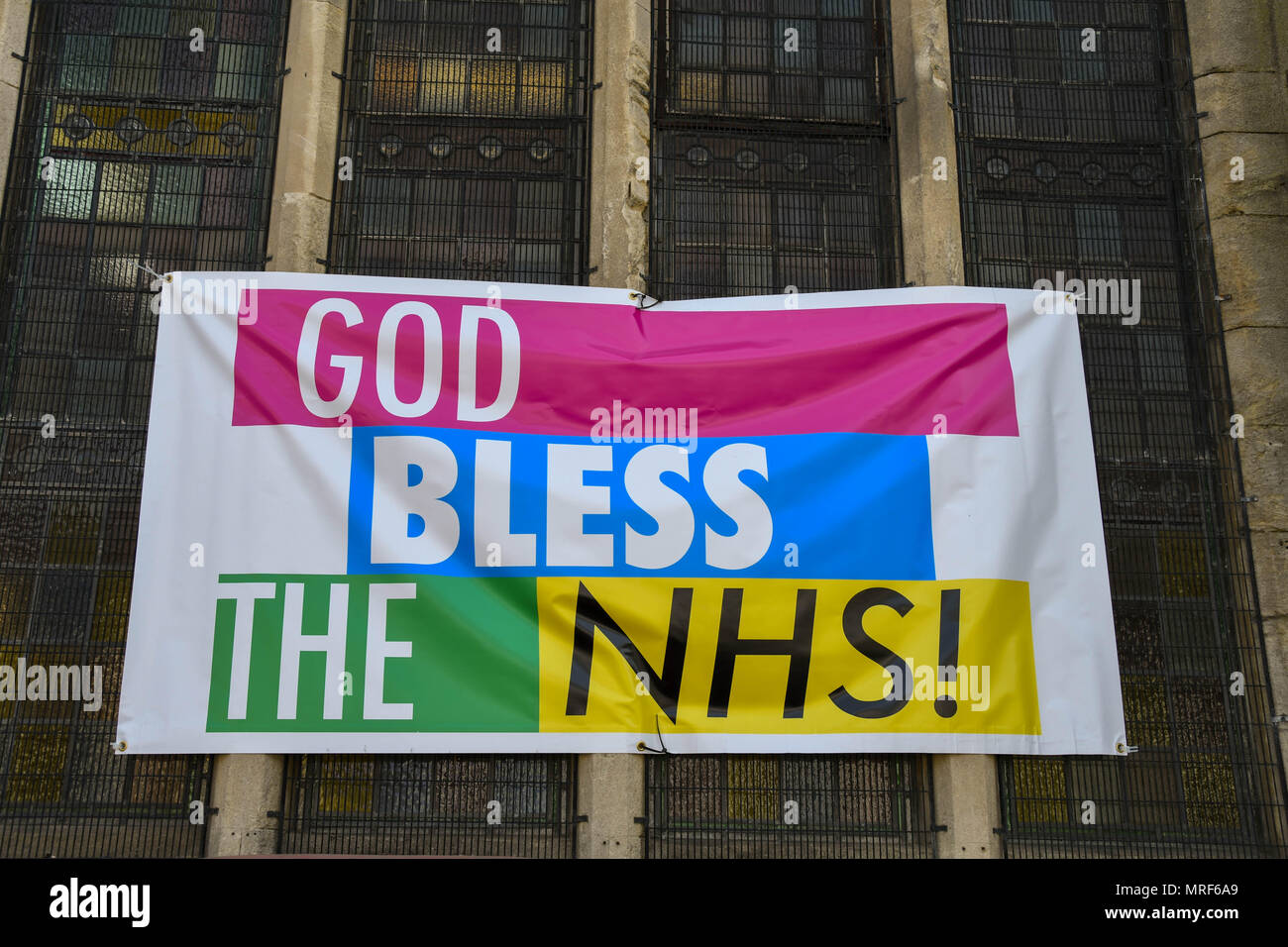 Colorida pancarta apoyando el Servicio Nacional de Salud adjunto al lado de una iglesia en el centro de la ciudad de Hall en Pontypridd Foto de stock