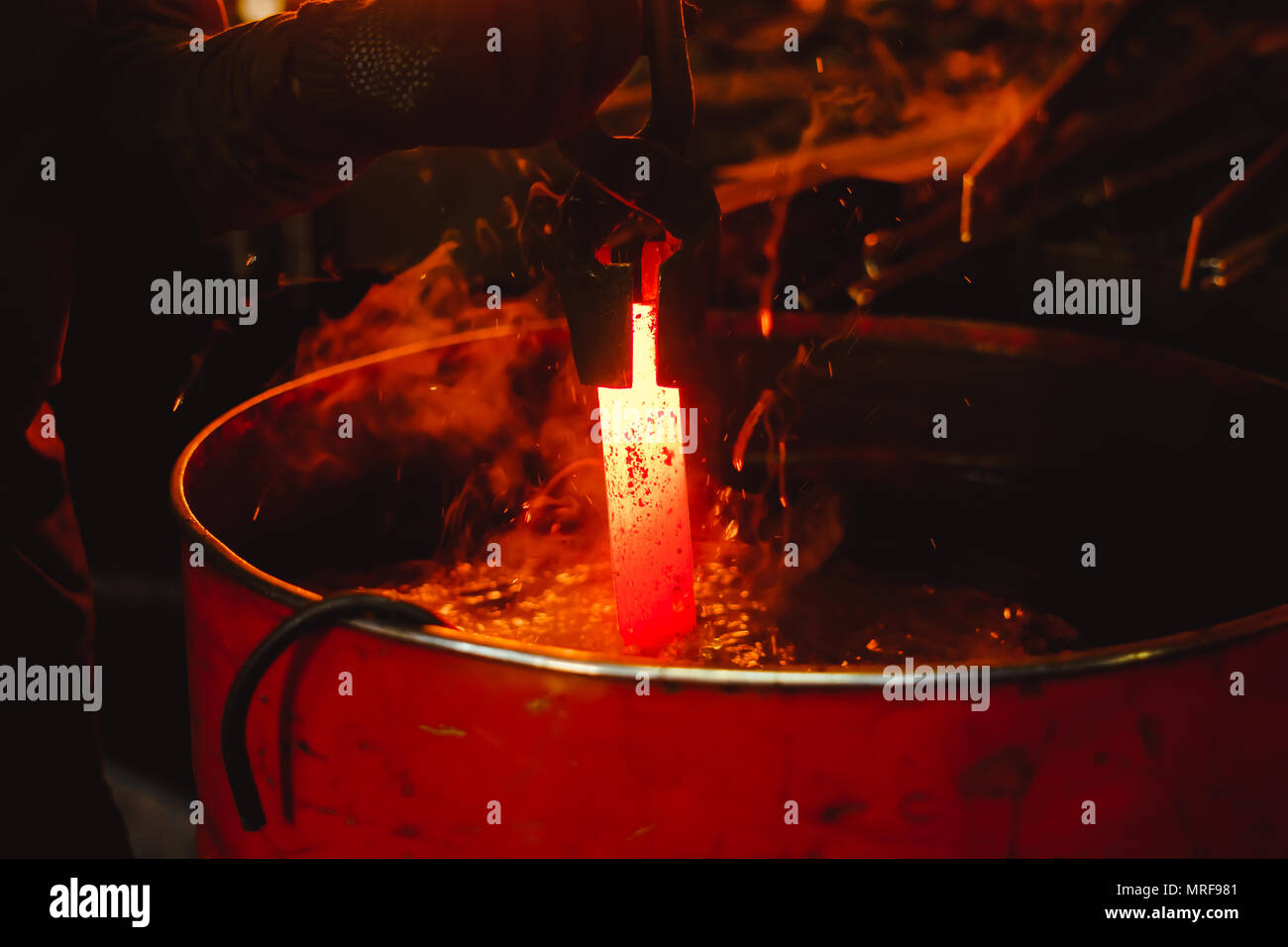 Los trabajos realizados en los talleres de metal templado térmico  Fotografía de stock - Alamy