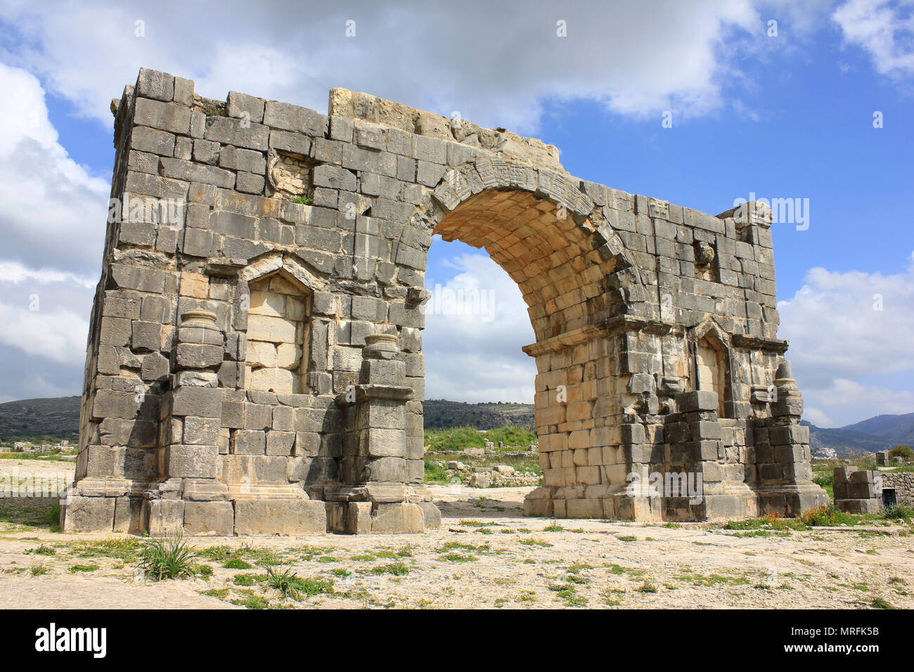 El arco triunfal dedicado al emperador Caracalla en el siglo III ruinas de Volubilis Foto de stock