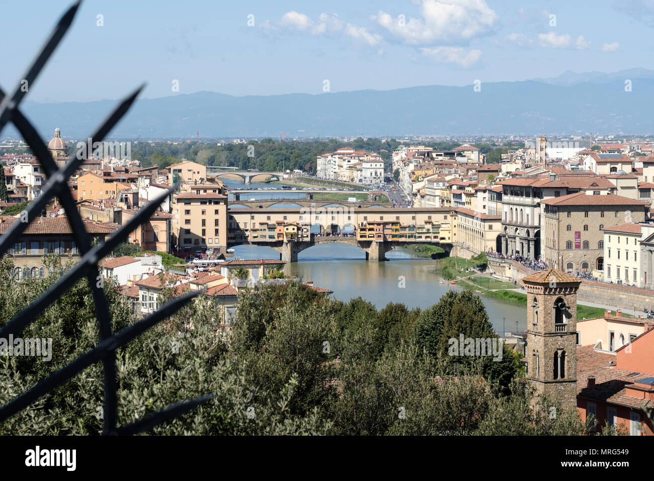 Alto mirador hacia abajo hacia el río Arno, el Ponte Vecchio en la media distancia, Florencia, Toscana, Italia, Europa Foto de stock