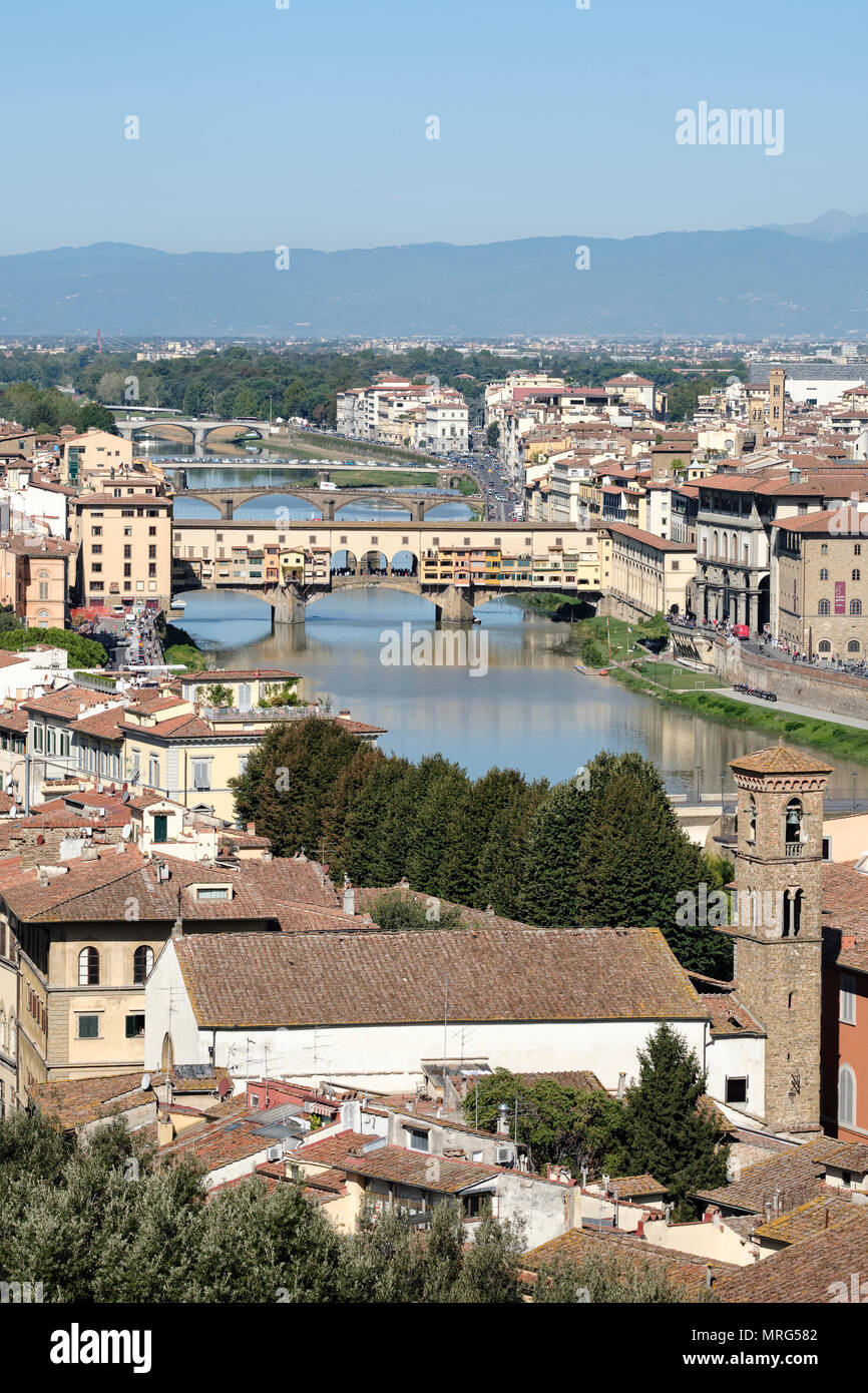 Alto mirador hacia abajo hacia el río Arno, el Ponte Vecchio en la media distancia, Florencia, Toscana, Italia, Europa Foto de stock