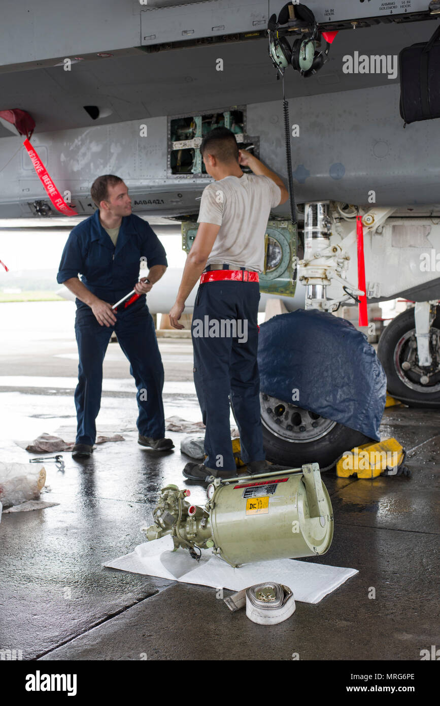 El Sargento de la Fuerza Aérea de EE.UU. Dennis Franco y Senior Airman Devin Arden, 67A Unidad de mantenimiento de aviones F-15 Eagle dedicado jefes de tripulación, realizar el mantenimiento de los sistemas hidráulicos de un F-15 el 13 de junio de 2017, en la Base Aérea de Kadena, Japón. La superioridad aérea del águila se logra mediante una combinación sin precedentes de la maniobrabilidad y aceleración, rango, armas y aviónica. (Ee.Uu. Foto de la fuerza aérea por altos Aerotécnico Omari Bernard) Foto de stock