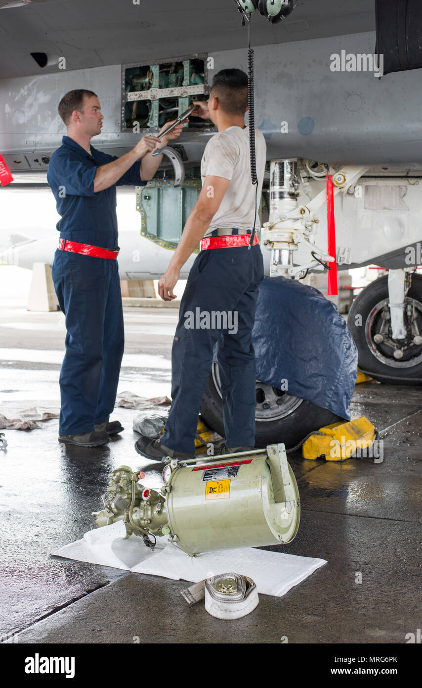 El Sargento de la Fuerza Aérea de EE.UU. Dennis Franco y Senior Airman Devin Arden, 67A Unidad de mantenimiento de aviones F-15 Eagle dedicado jefes de tripulación, realizar el mantenimiento de los sistemas hidráulicos de un F-15 el 13 de junio de 2017, en la Base Aérea de Kadena, Japón. La superioridad aérea del águila se logra mediante una combinación sin precedentes de la maniobrabilidad y aceleración, rango, armas y aviónica. (Ee.Uu. Foto de la fuerza aérea por altos Aerotécnico Omari Bernard) Foto de stock