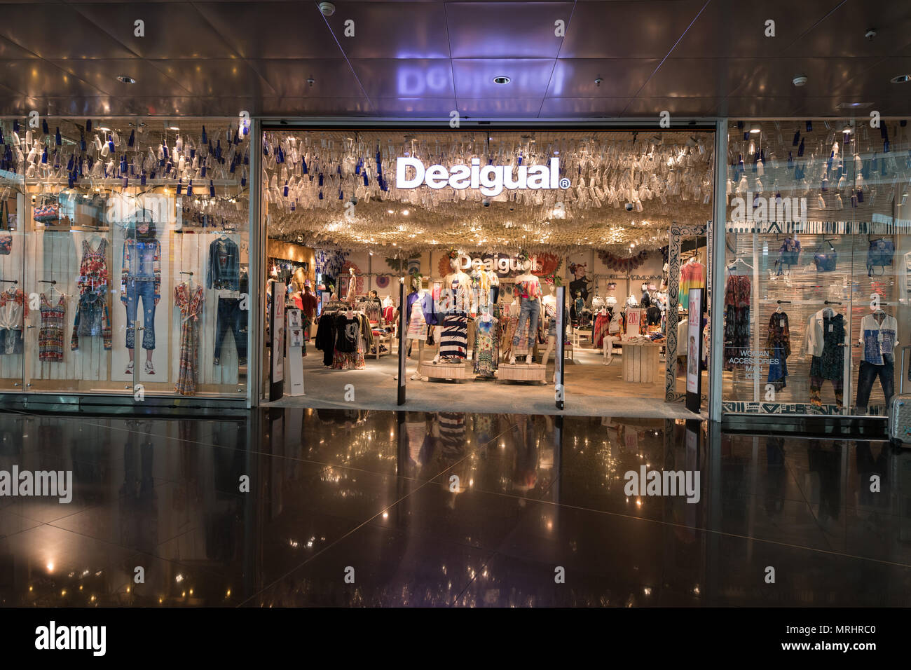 El aeropuerto de Barcelona, España desigual tienda Negocios Fotografía de  stock - Alamy