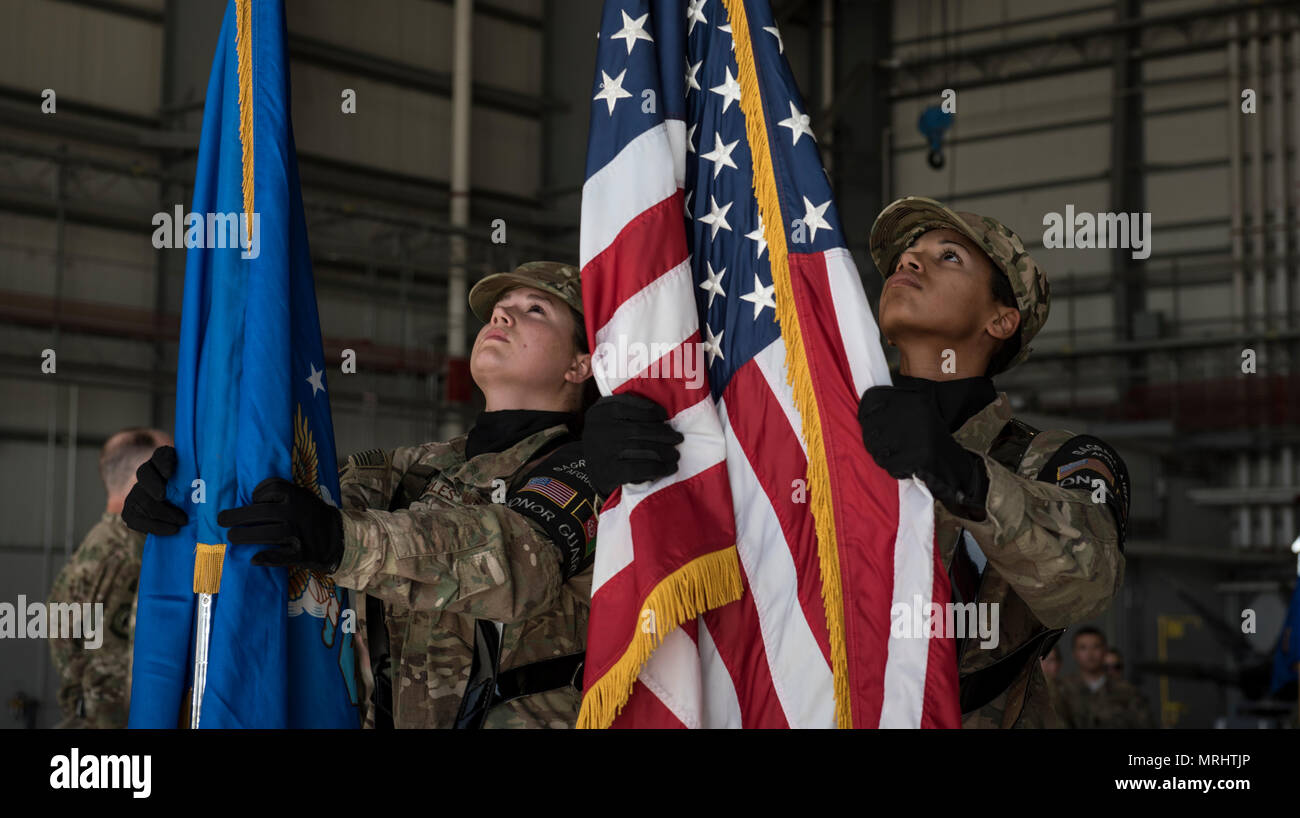 Los miembros de la Guardia de Honor de Bagram Americana y la bandera de la fuerza aérea estadounidense durante la 455a grupo de mantenimiento expedicionaria ceremonia de cambio de mando en el aeródromo de Bagram, Afganistán, 17 de junio de 2017. Durante la ceremonia, el Coronel Eric Soto cesó en el mando de la 455a Col. Trimmell EMXG Tim. (Ee.Uu. Foto de la fuerza aérea por el Sargento. Benjamin Gonsier) Foto de stock
