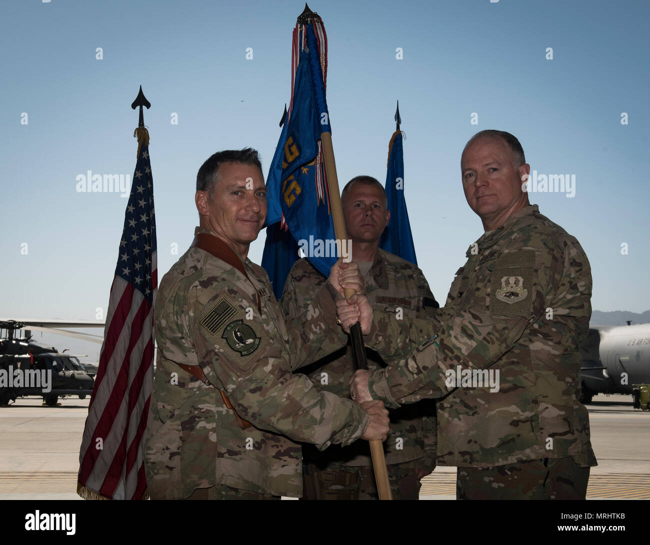 El Coronel Tim Trimmell entrante, el comandante del grupo de mantenimiento expedicionaria 455a, recibe la 455EMXG guidon de Brig. Gen. Craig Baker, el comandante de ala expedicionaria aérea 455A, oficialmente concediéndole el mando de la 455EMXG durante una ceremonia de cambio de mando en el aeródromo de Bagram, Afganistán, 17 de junio de 2017. Trimmell servido previamente como las Fuerzas Aéreas de los Estados Unidos Reino Europe-United director adjunto. (Ee.Uu. Foto de la fuerza aérea por el Sargento. Benjamin Gonsier) Foto de stock