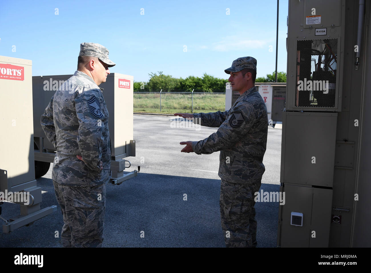 El Sargento Primero en Jefe. Daniele Moss, la fuerza aérea presentó la  carrera de administración de emergencia Manager, inspecciona el nuevo  sistema rígido Fold-Out refugios temporales durante su visita a la 149ª