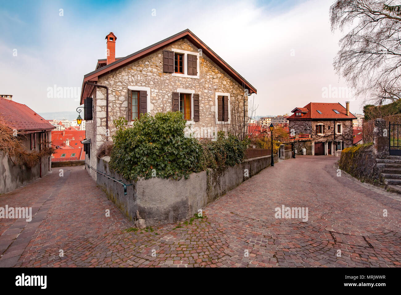 Calle acogedor en la parte vieja de la ciudad de Annecy, Francia Foto de stock