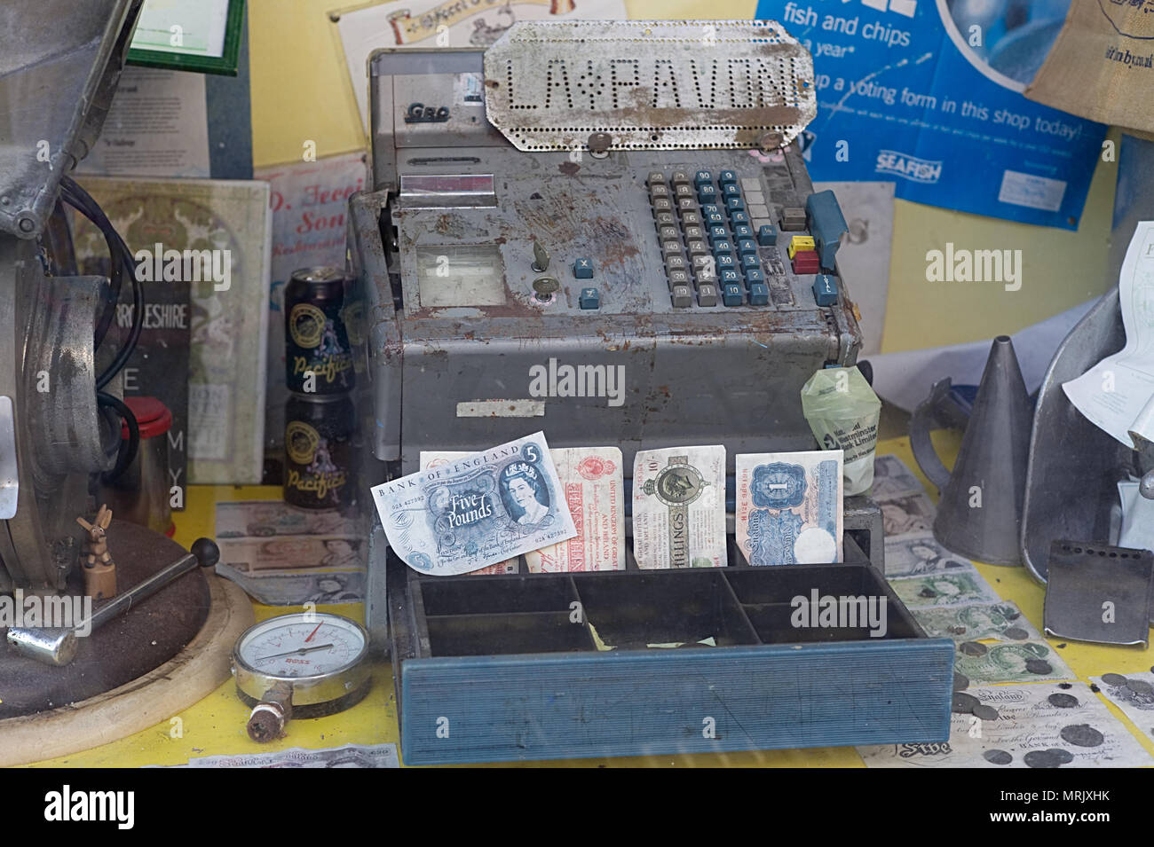 Vintage roto hasta con billetes viejos en el sorteo Foto de stock