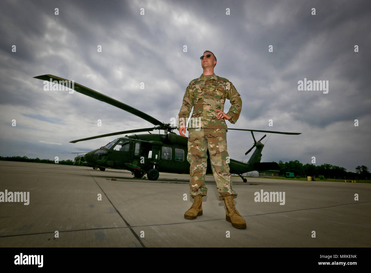 La Guardia Nacional del Ejército de EE.UU. Justin Blistyak CW1, asignado al 1-150º Batallón de helicópteros de asalto, representa un retrato en el Servicio de Apoyo a la Aviación del Ejército, Base Común Mc-Guire-Dix Lakehurst, N.J., 14 de junio de 2017. (Ee.Uu. Foto de la Guardia Nacional Aérea por el Sargento Primero. Matt Hecht/liberado) Foto de stock