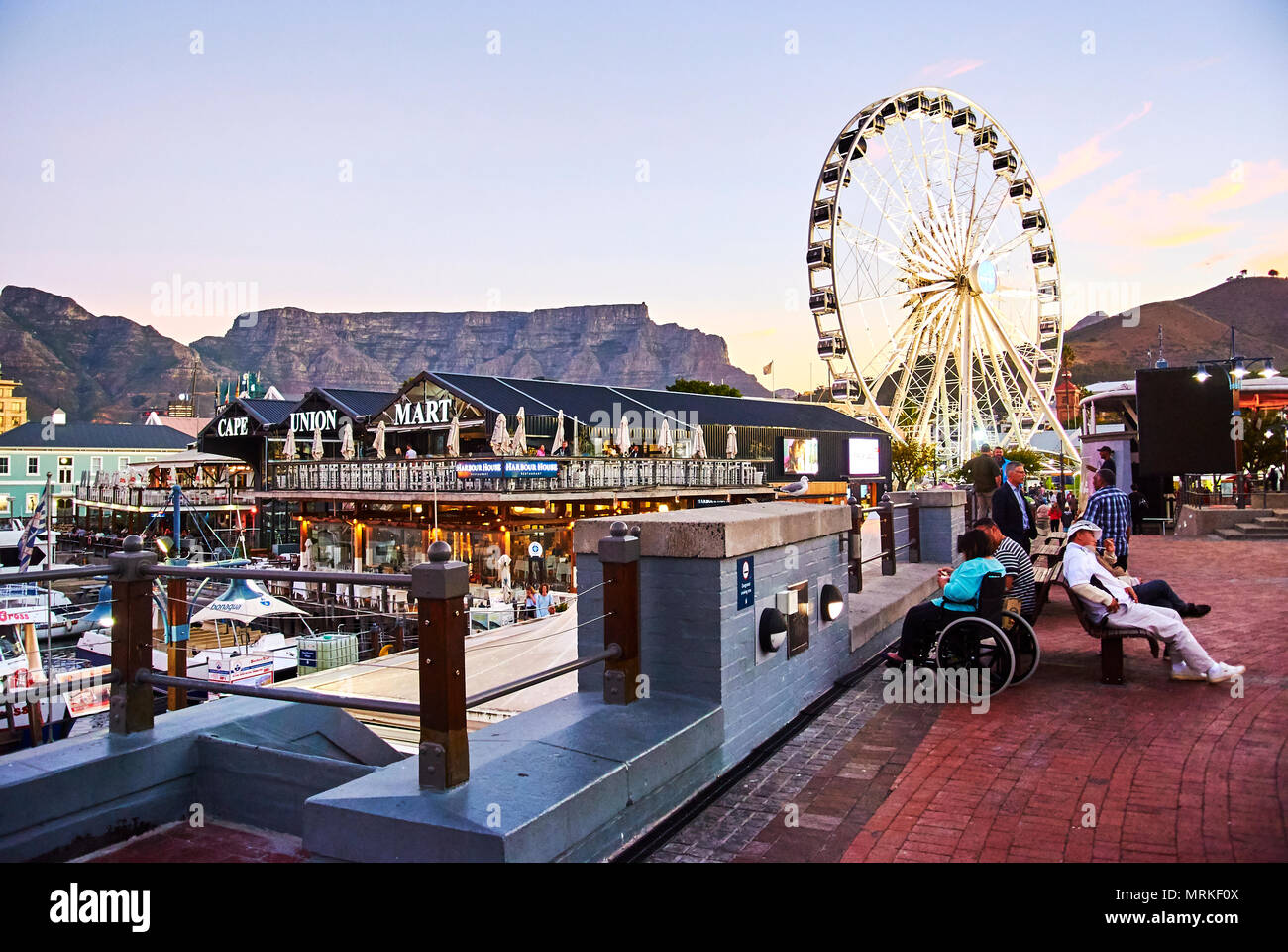 El Victoria & Alfred (V&A Waterfront) en Cape Town está situado en la orilla del Atlántico, Table Bay Harbour, Ciudad del Cabo y Table Mountain. Ad Foto de stock