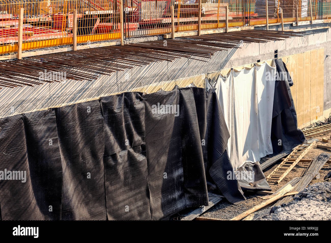 Construcción de muros del sótano con membrana impermeabilizante, junta de  vaciado y el aislamiento. Moldes de hormigón aislado, impermeabilización y  drenaje del metro Fotografía de stock - Alamy