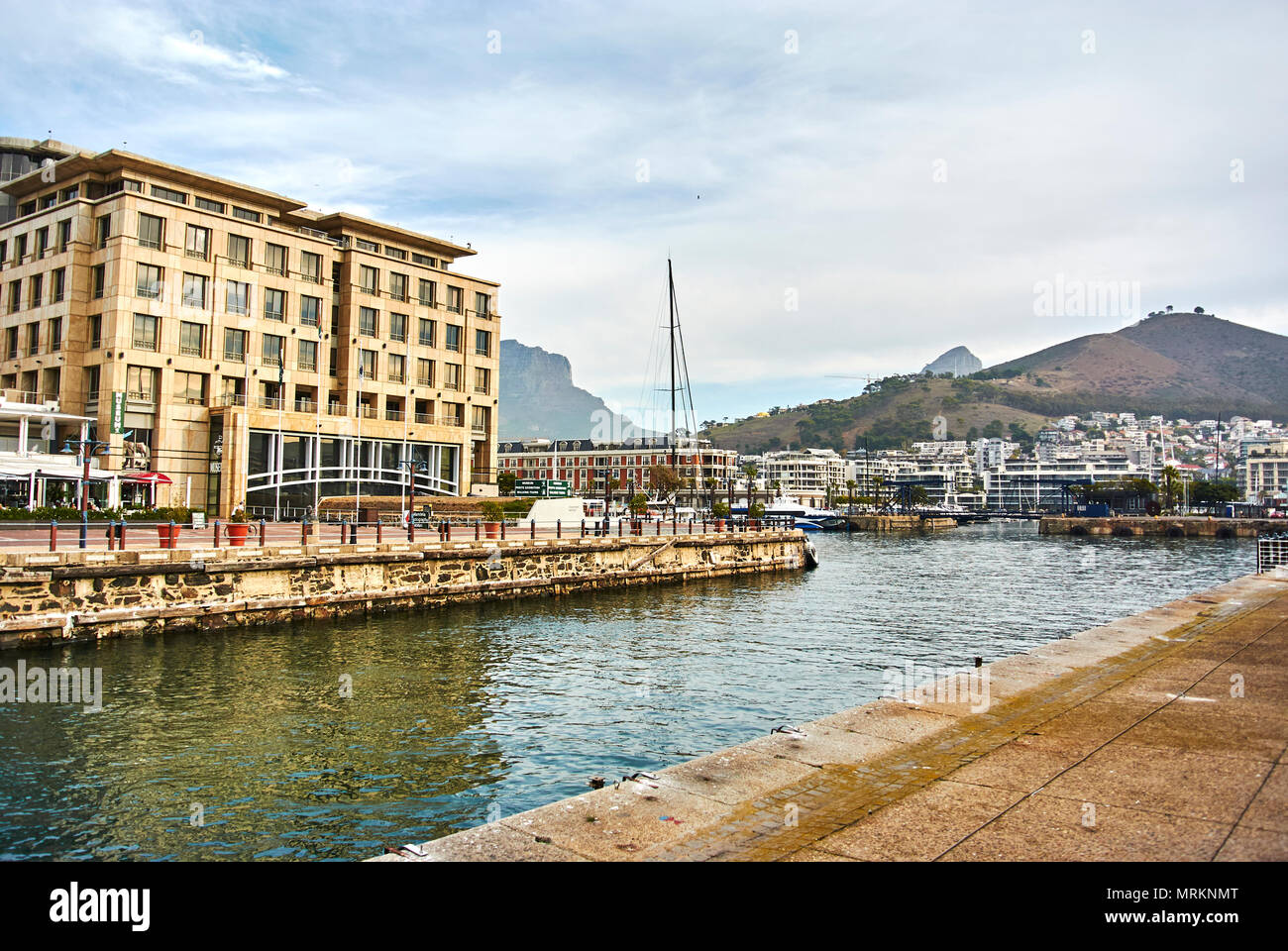 El Victoria & Alfred (V&A Waterfront) en Cape Town está situado en la orilla del Atlántico, Table Bay Harbour, Ciudad del Cabo y Table Mountain. Ad Foto de stock