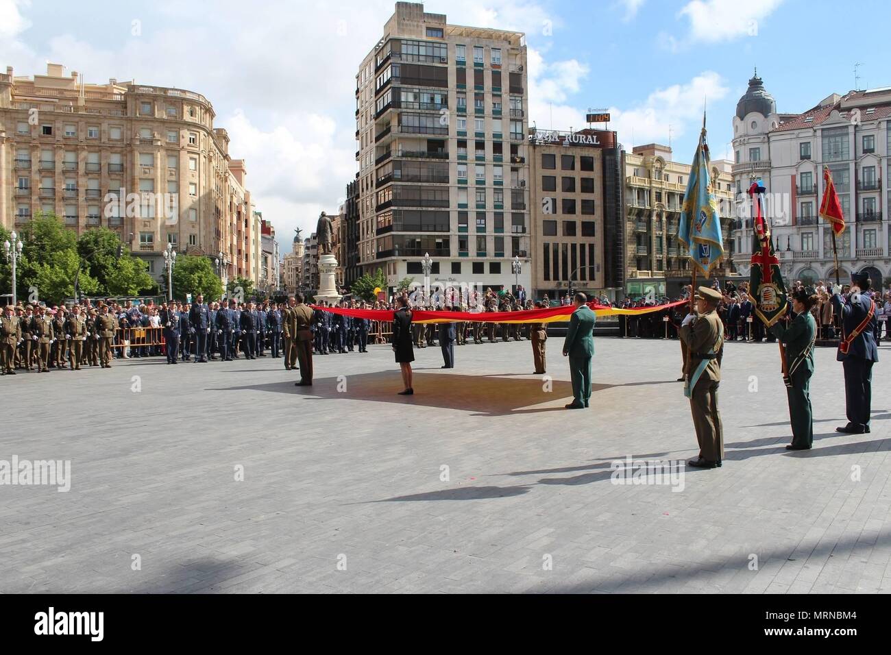 Pie de foto: Valladolid. Izado de bandea noticia asociada: El ejercito se acerca a la sociedad vallisoletana con actividades en el día de las Fuerzas Armadas 26/05/2018 El Rey brinda en el día de las Fuerzas Armadas de España, por lo que mas nos une a los reyes de España durante las Fuerzas Armadas en Logroño 888/cordon press Foto de stock