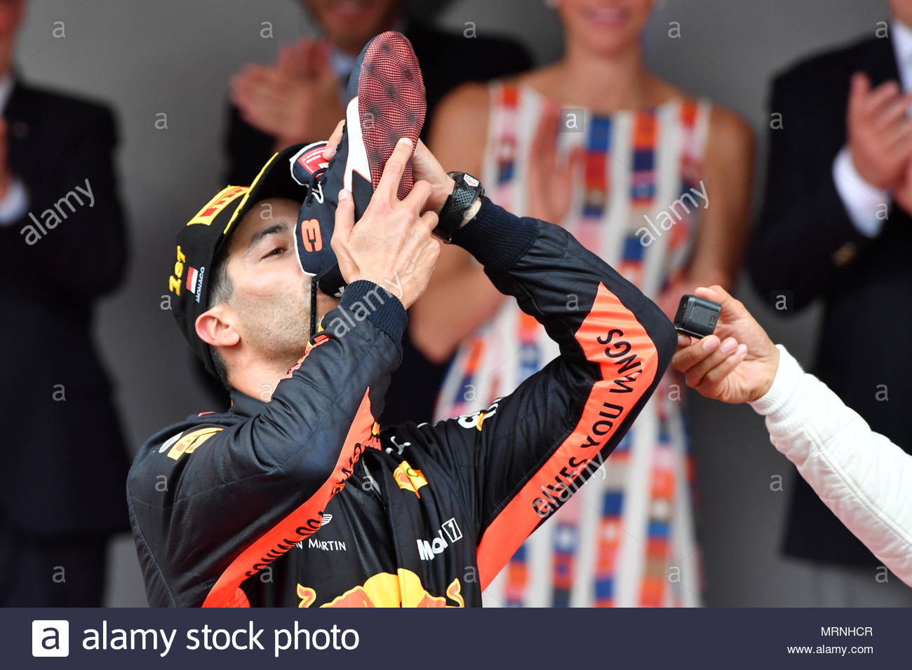 Monte Carlo Monaco Mayo 27 Ganador De La Carrera Daniel Ricciardo Aus Red Bull Racing Celebra En El Podio Con Un Shoey Durante El Gp De Monaco En Monte Carlo Monaco Mayo 27 Ganador De La Carrera Daniel Ricciardo Aus Red Bull Racing Celebra En El Podio Con Un Shoey Durante El Gp De Monaco En