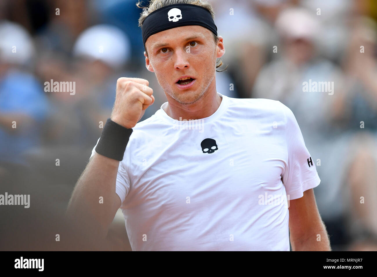 Paris 27 De Mayo De 2018 Jozef Kovalik De Eslovaquia Reacciona Durante La Primera Ronda De Hombres Solteros Partido Contra Pablo Carreno Busta De Espana En El Torneo De Tenis Abierto De