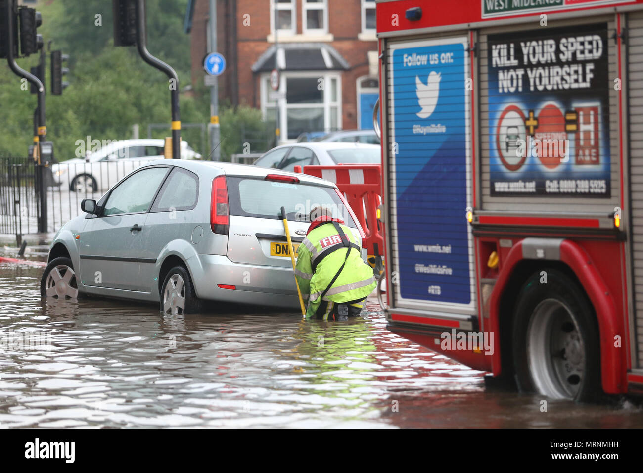 West Midlands bomberos rescatando a un coche en el agua de la inundación Foto de stock