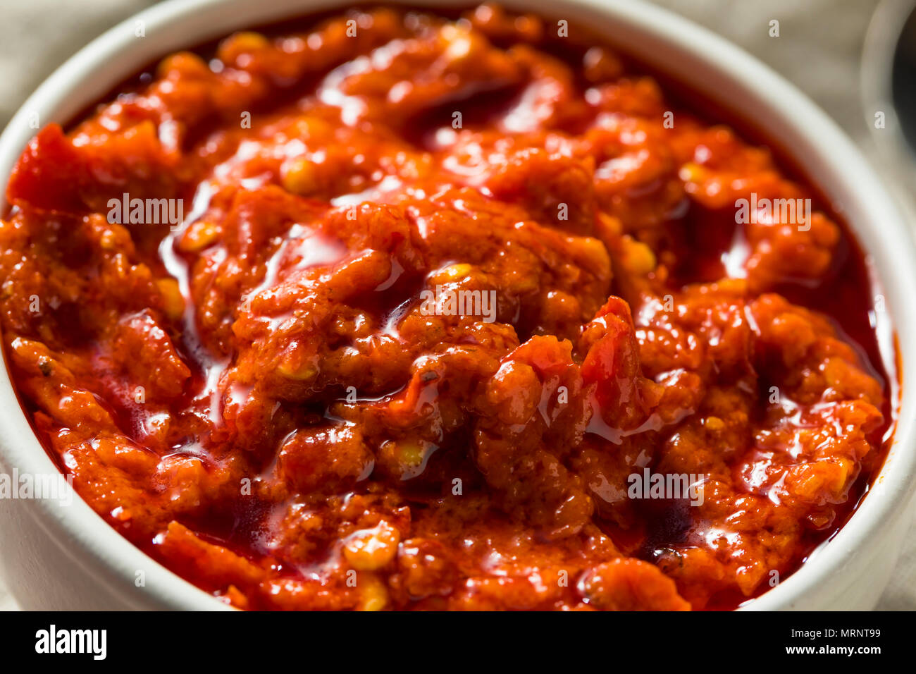 Hot Red Pepper Sauce calabrés esparcidos en un tazón Foto de stock