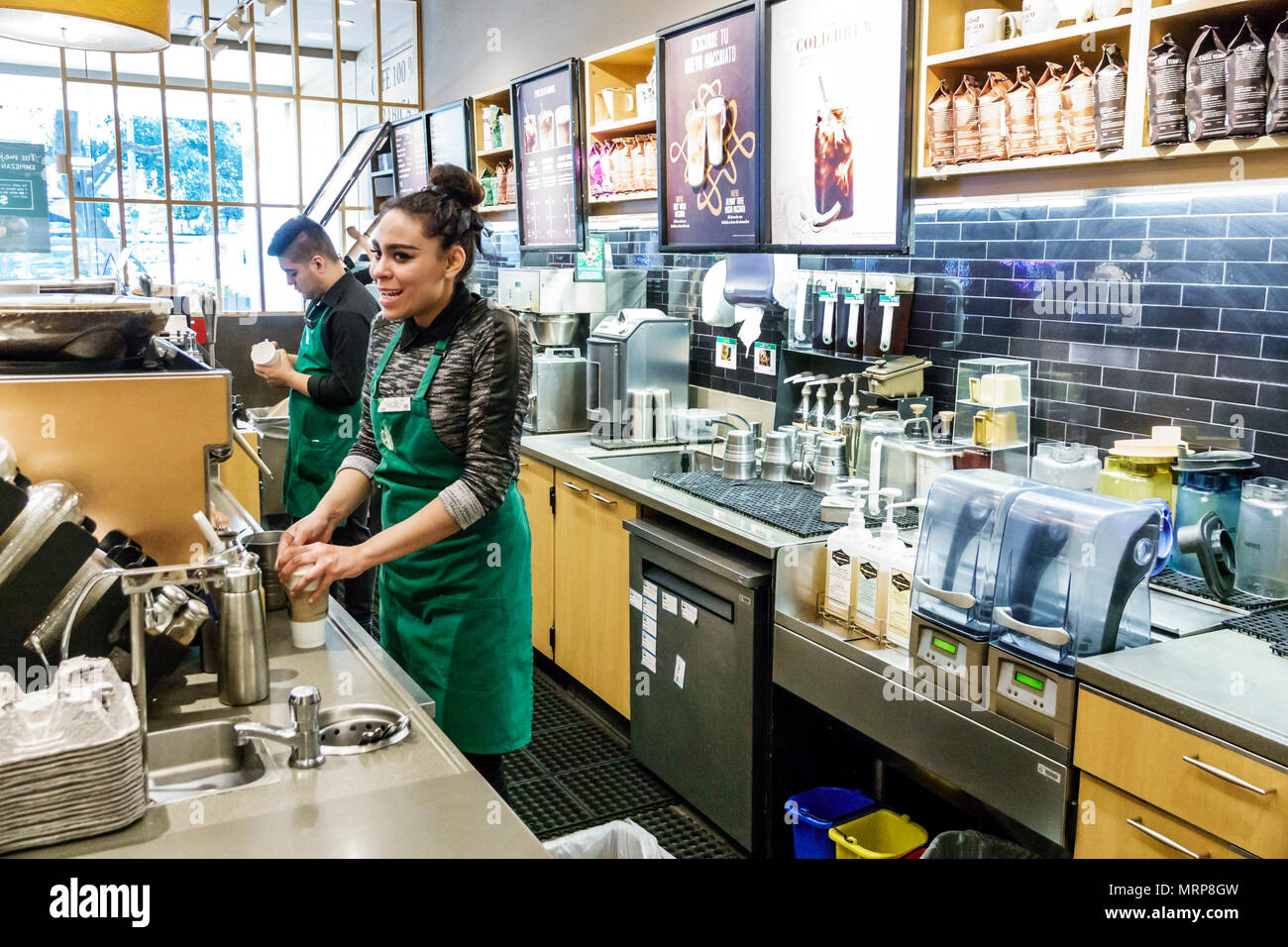 Ciudad de México, Polanco, minoría étnica latina hispana, inmigrantes,  mexicano, café Starbucks, cafetería, cafetería, mostrador, interior,  adultos w Fotografía de stock - Alamy