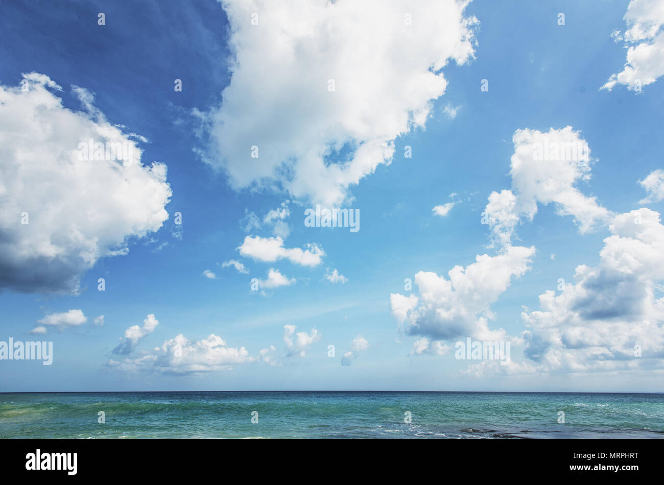 Playa con día nublado Foto de stock