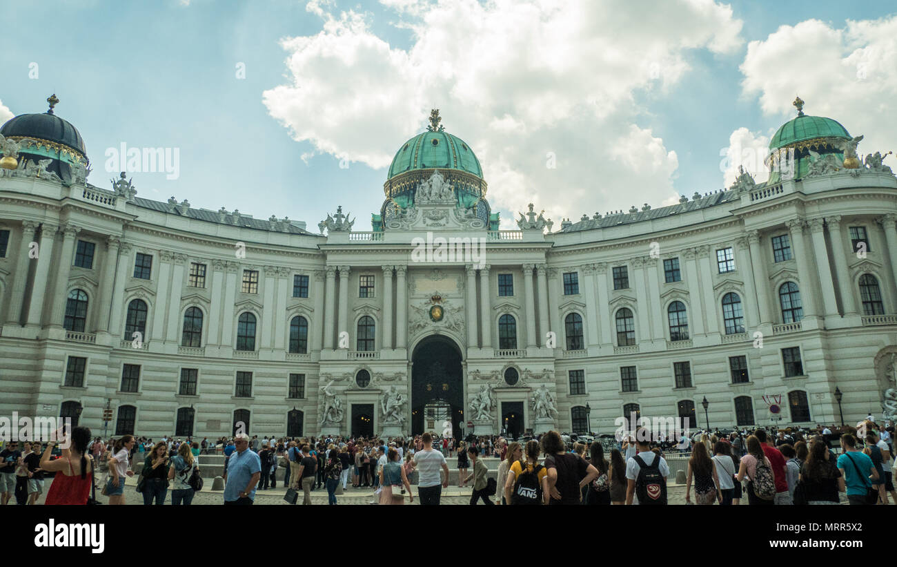 El palacio de Hofburg, un edificio barroco y antiguo palacio imperial de los Habsburgo. Hoy en día es la residencia oficial del presidente de Austria. Foto de stock