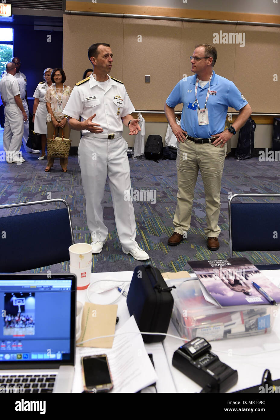 CHICAGO (Julio 1, 2017), Jefe de Operaciones Navales (CNO) Adm. John M.  Richardson recibe un tour del Departamento de Defensa de 2017 Warrior  Juegos Oficina de Información conjunta de Cmdr. Erik Wells,