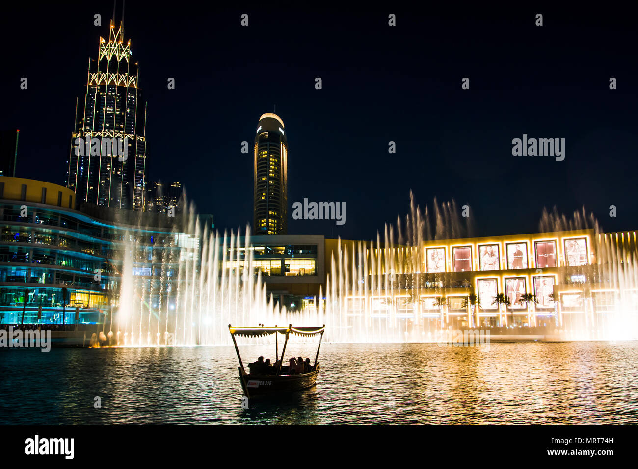 Dubai, Emiratos Árabes Unidos - Febrero 5, 2018: Dubai fountain show en la noche, lo cual atrae a muchos turistas cada día. La fuente de Dubai es el mundo Foto de stock