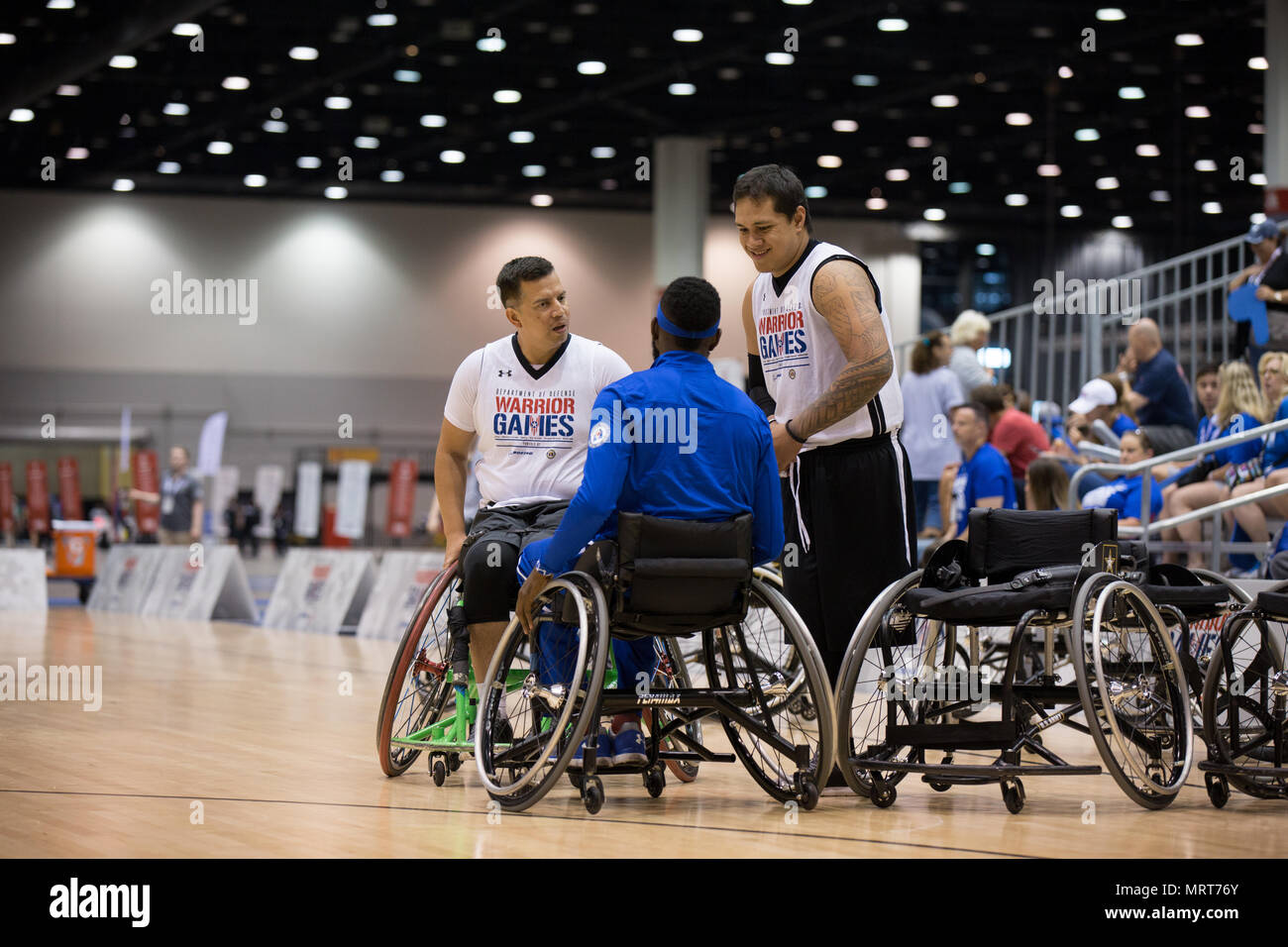 Los veteranos del Ejército estadounidense Armando Gonzales, en Killeen,  Texas., y Jared vaina, de San Antonio, Texas., conversate con un miembro  del equipo adversario antes de una práctica para la competición de