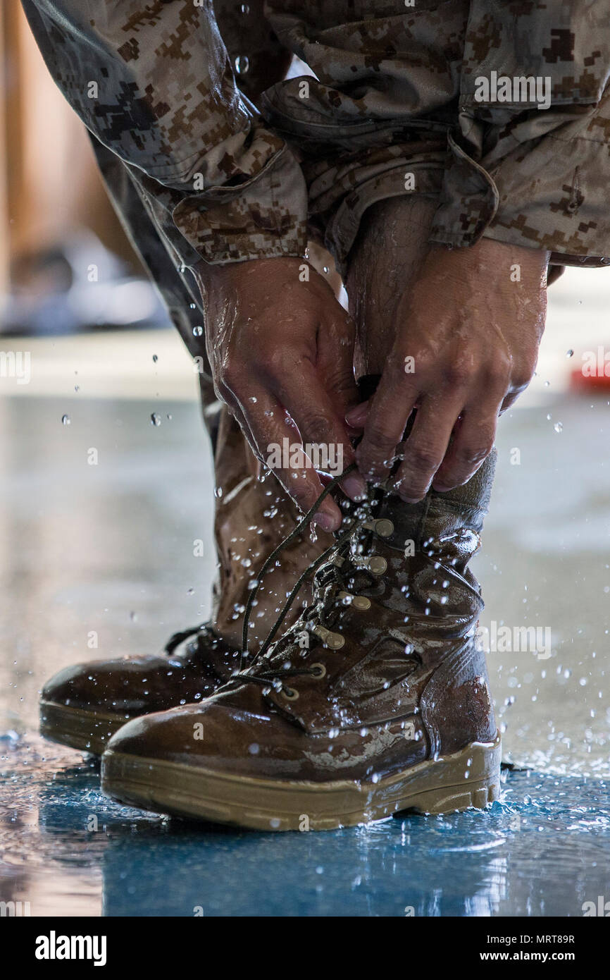 CWO2 Izzel Sánchez quita sus botas durante el Agua Survival-Advanced (WSA)  capacitación en Marine Corps Air Station Cherry Point, N.C., a 29 de junio  de 2017. WSA es un curso que pruebas