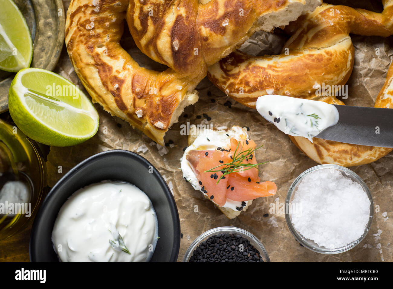 Canapés de Salmón Ahumado Canapés con queso crema, eneldo fresco y sésamo negro Foto de stock