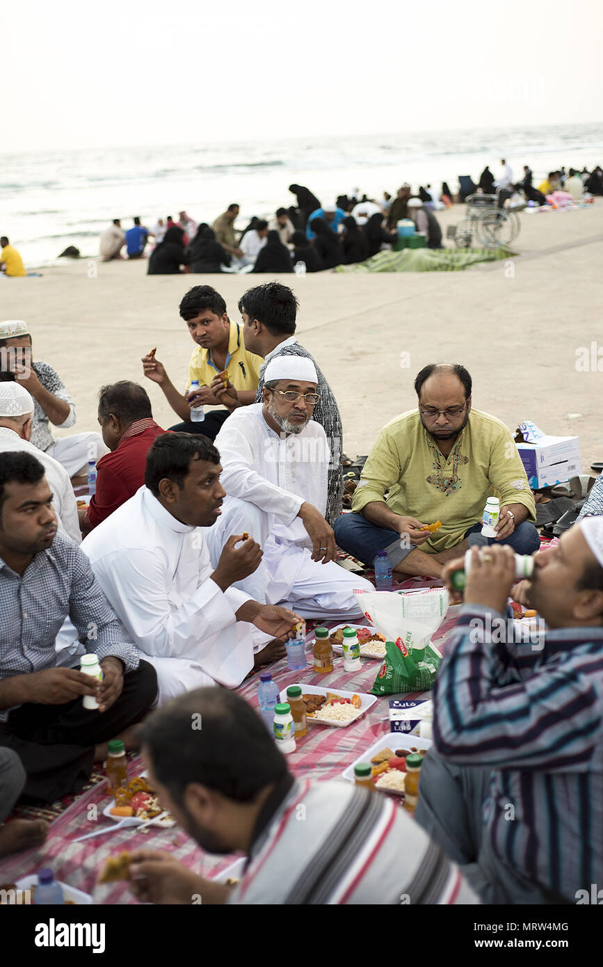 Los peregrinos a Jeddah, Arabia Saudita, reunidos por el Mar Rojo durante el Ramadán Foto de stock