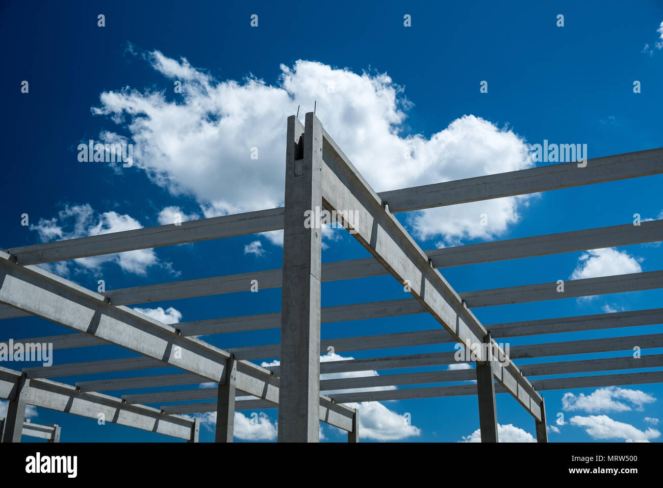 Elementos de hormigón armado de un edificio industrial en sitio en construcción Foto de stock