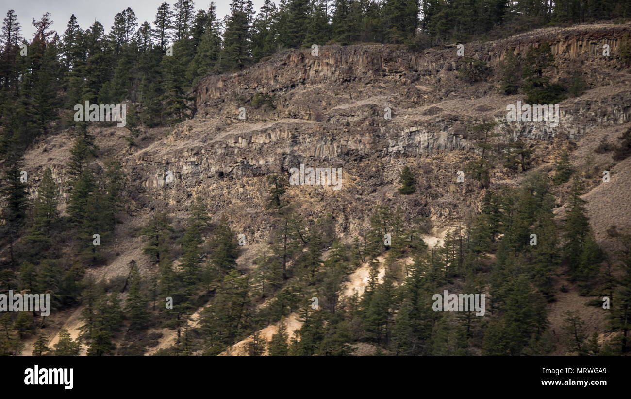 En BC's Cariboo Chilcotin Región tiene muchas características geológicas diferentes: una formación rocosa cerca de la highway 20/ Chilcotin-Bella Coola Highway. Foto de stock