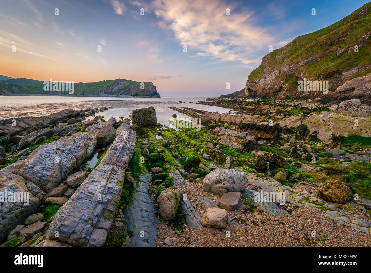 LULWORTH COVE al amanecer en Dorset Foto de stock