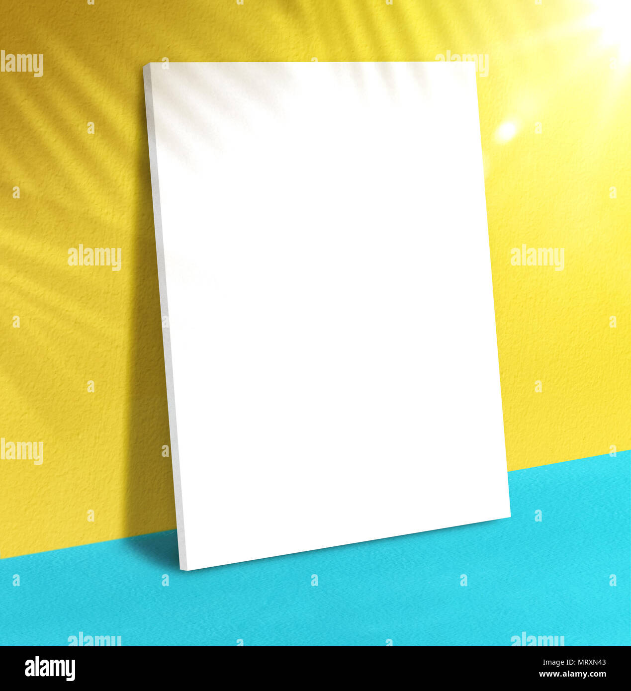 Póster en blanco en vivo pared amarilla y turquesa planta con hojas de palmeras de sombra con