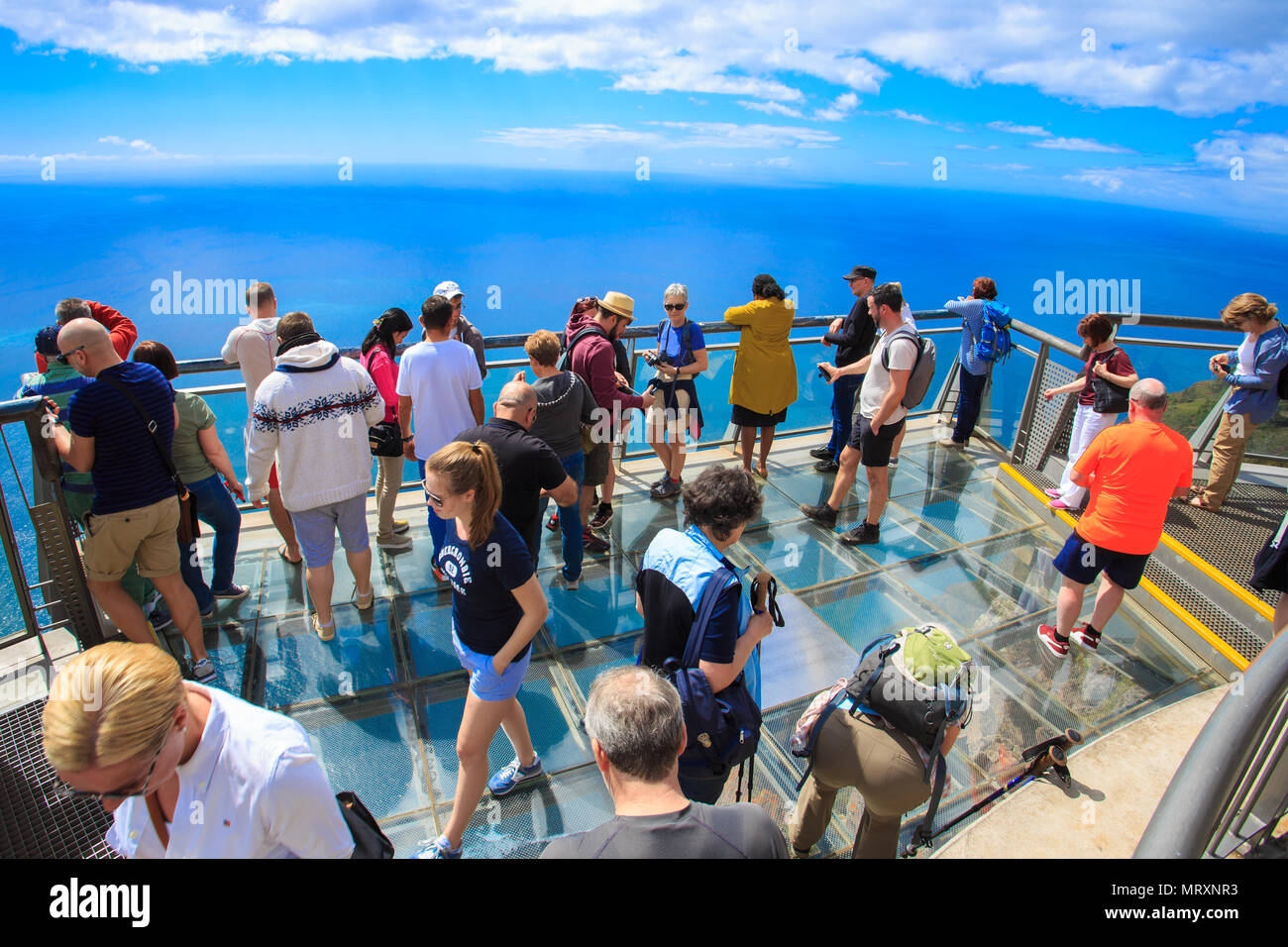 Madeira, Portugal - Marzo 23, 2018: Los turistas de pie en el suelo de cristal del mar sobre la plataforma en Cabo Girao VIEW POINT Foto de stock