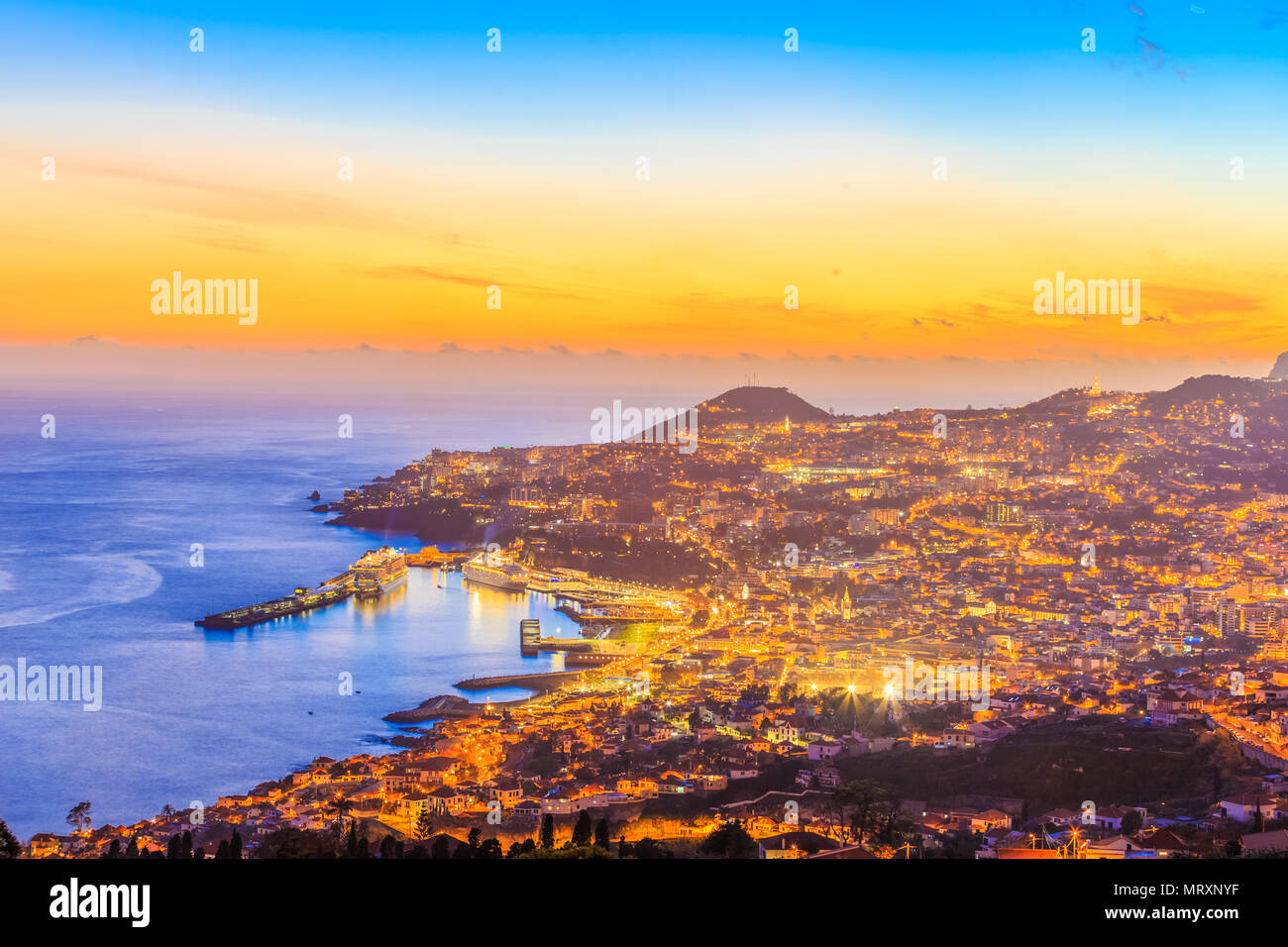 Escena nocturna con el paisaje urbano de la capital de Funchal, isla de Madeira, Portugal Foto de stock