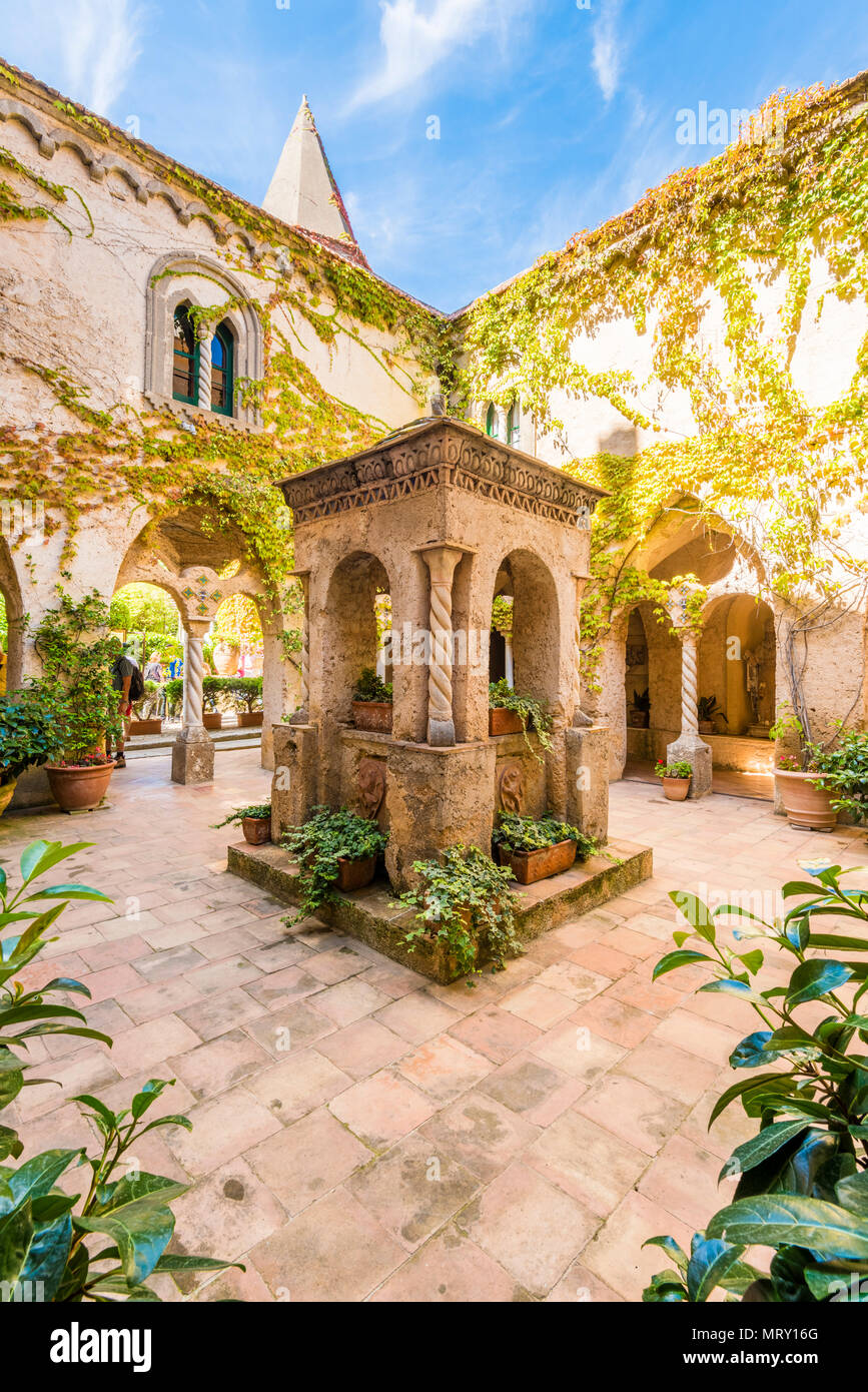 Ravello, en la costa de Amalfi, Salerno, Campania, Italia. El claustro de Villa Cimbrone Foto de stock