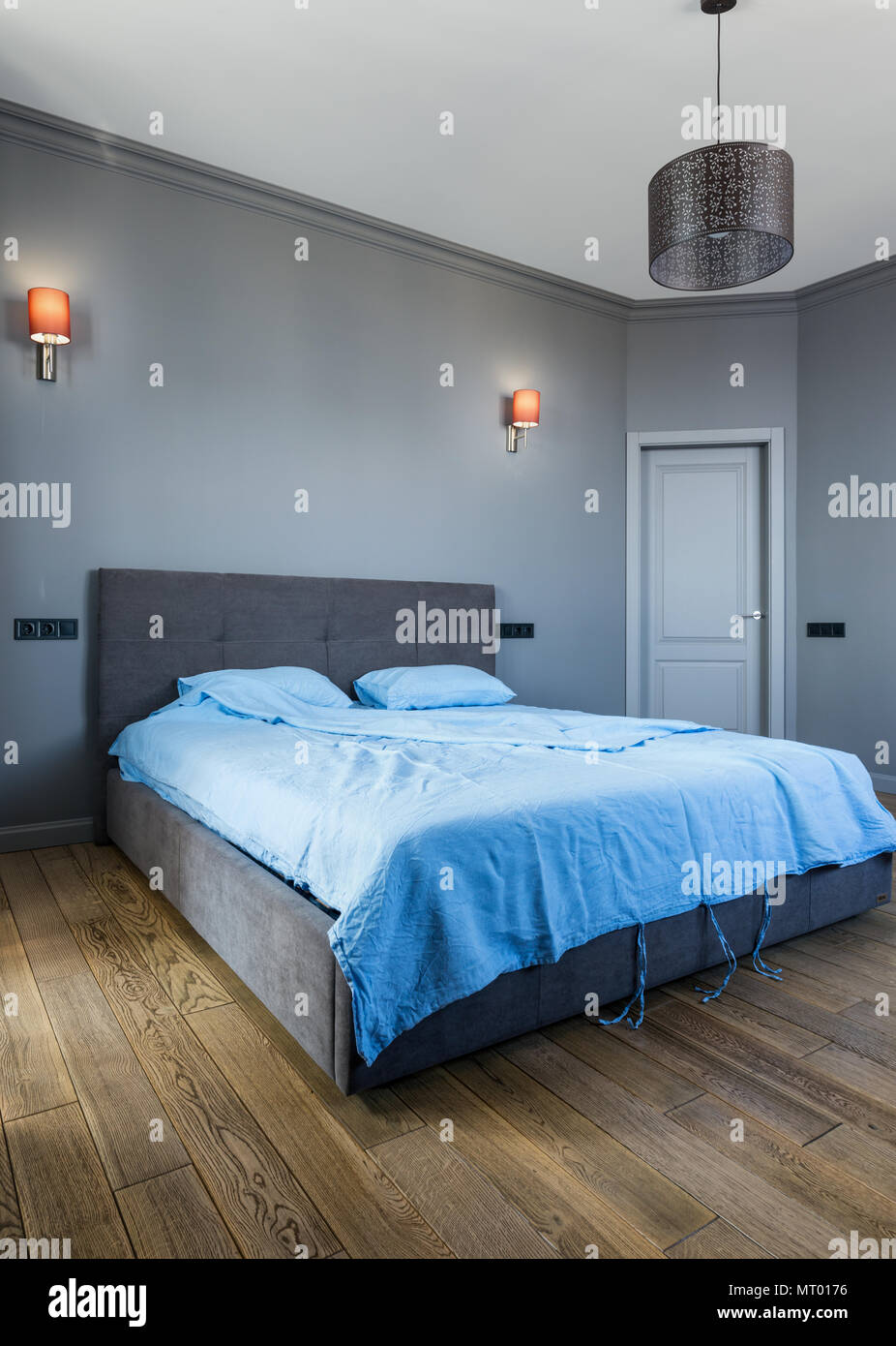 Gris elegante interior del dormitorio con ropa de cama de lino de color azul  Fotografía de stock - Alamy