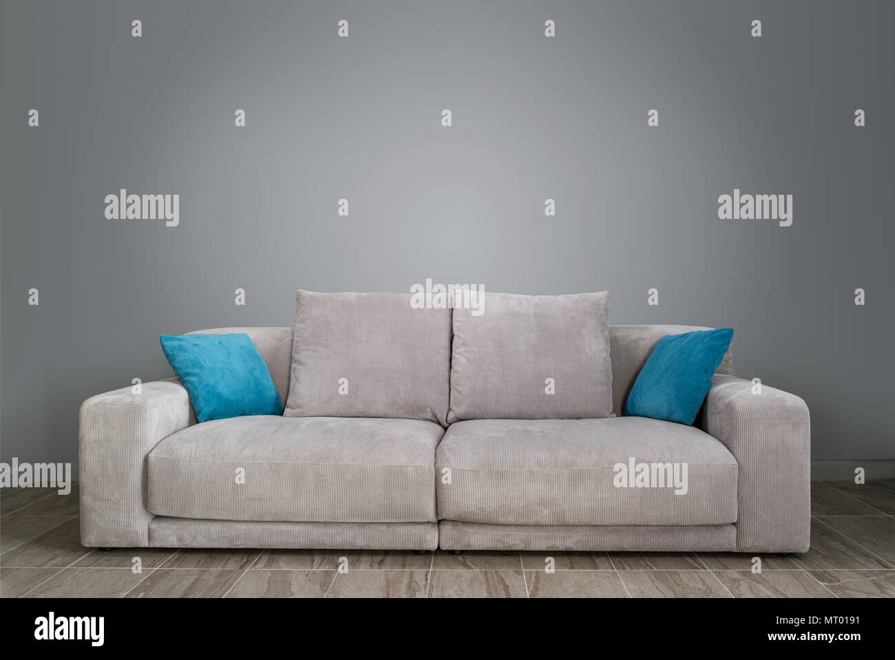 Sala de estar con sofá gris Foto de stock
