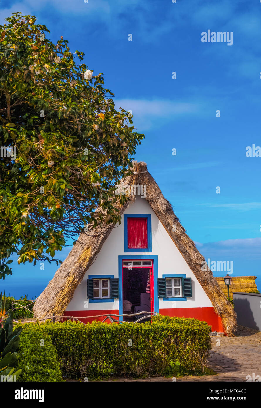 Casa tradicional del pueblo de Santana en vertical, Camache de Freitas - Madeira isla de Portugal Foto de stock