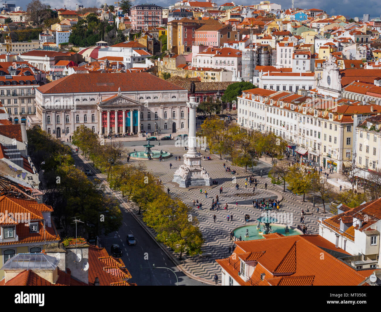 Lisboa, Portugal - 16 de marzo de 2018: Los turistas que visitan la principal plaza Rossio celebrando los primeros días de la primavera en un día Foto de stock