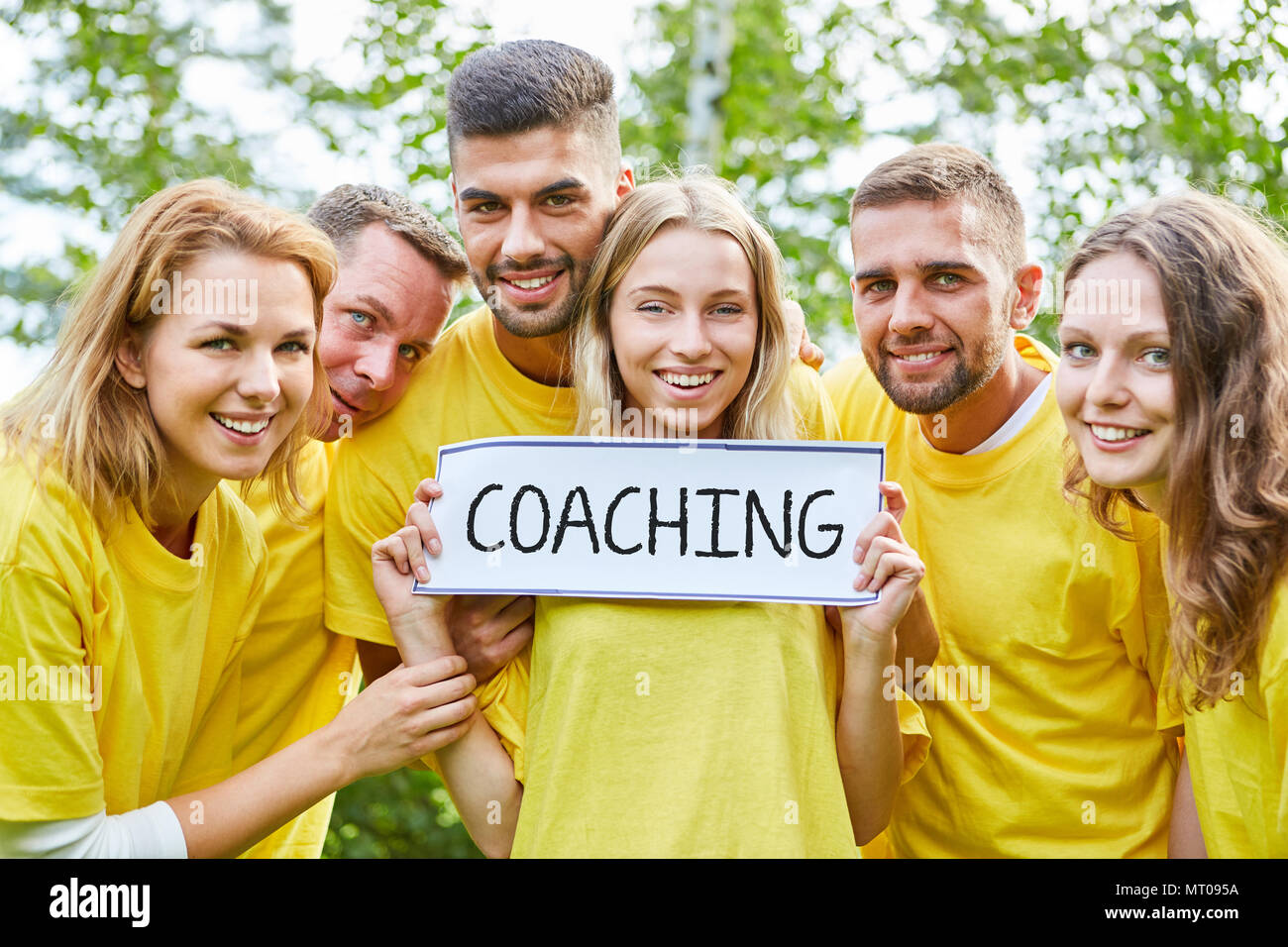 Grupo o Equipo tiene coaching inscribirse en el taller de teambuilding Foto de stock