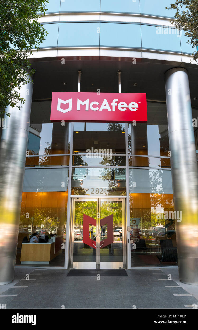 Santa Clara, California, EE.UU. - Abril 26, 2018: los carteles con el logotipo en el Silicon Valley, sede de la empresa de seguridad cibernética y eliminación de virus de McAfee Foto de stock