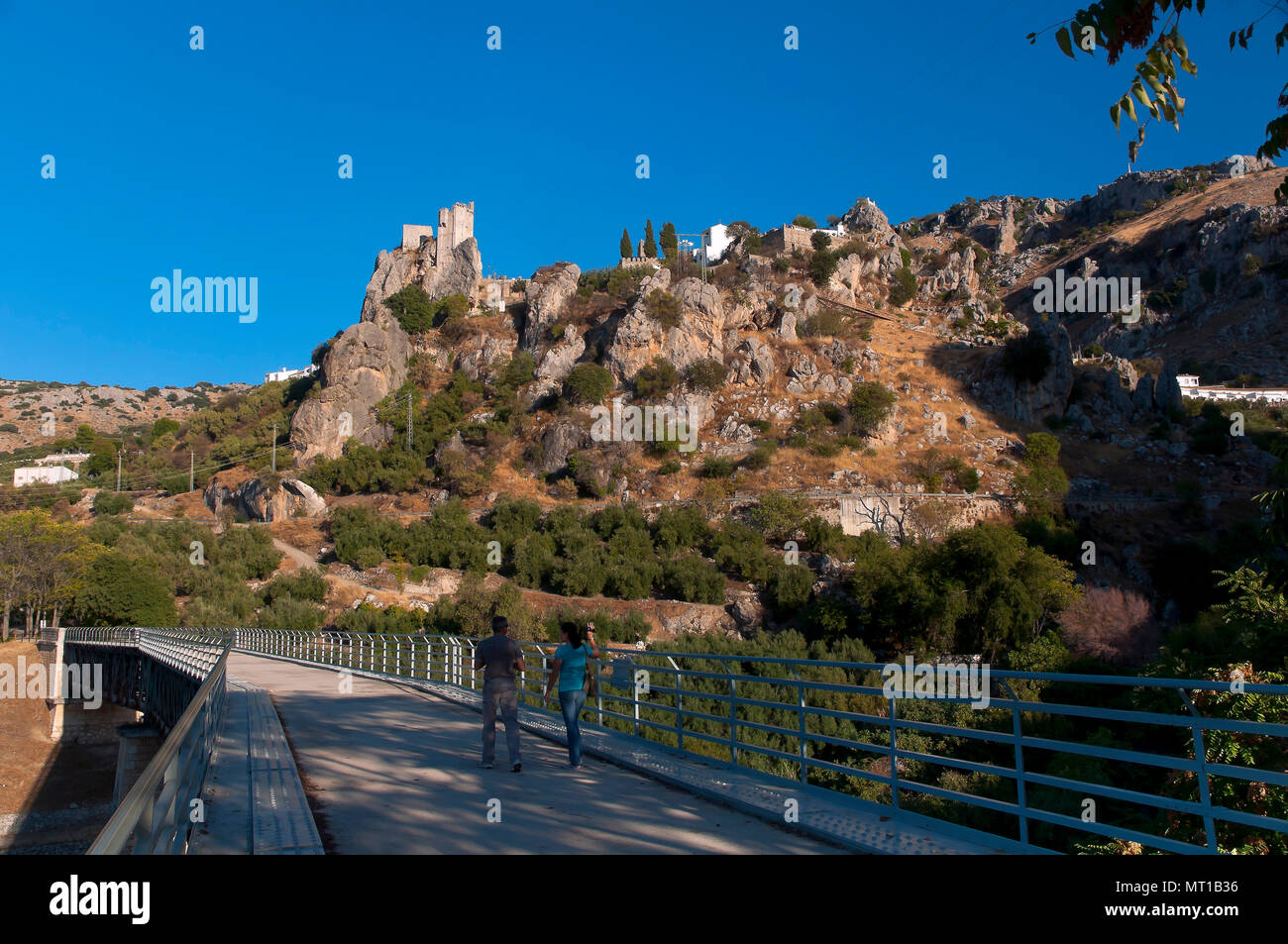 Vía Verde de la Subbetica (antigua línea de ferrocarril del llamado "Tren del Aceite") - viaducto, excursionistas y rock castle (siglo IX). Zuheros. La provincia de Córdoba. Foto de stock