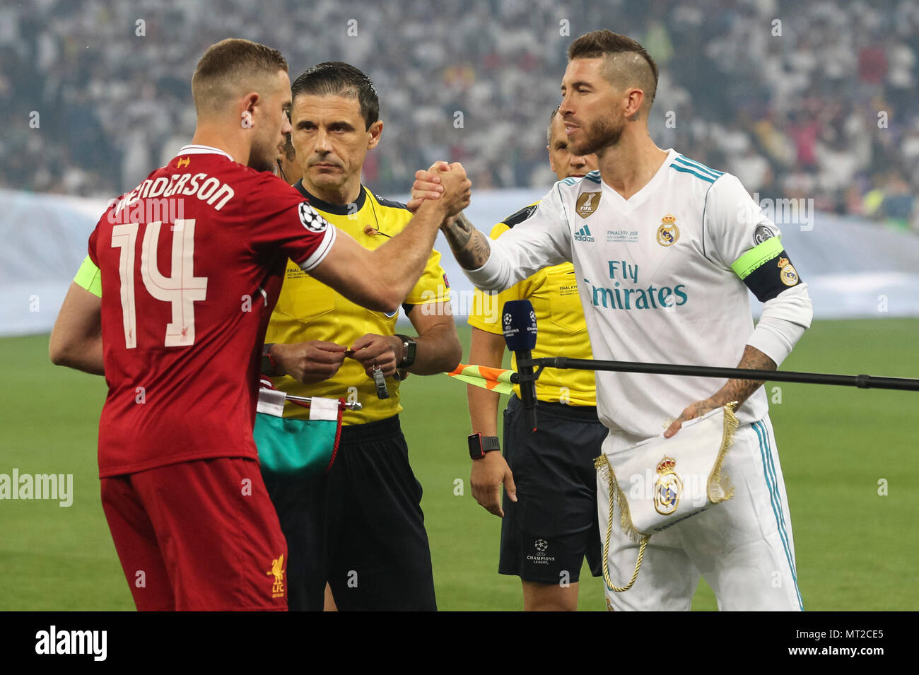 Jordan Henderson de Liverpool y Sergio Ramos del Real Madrid agitar las  manos antes de la final de la UEFA Champions League partido entre el Real  Madrid y Liverpool en Olimpiyskiy Complejo