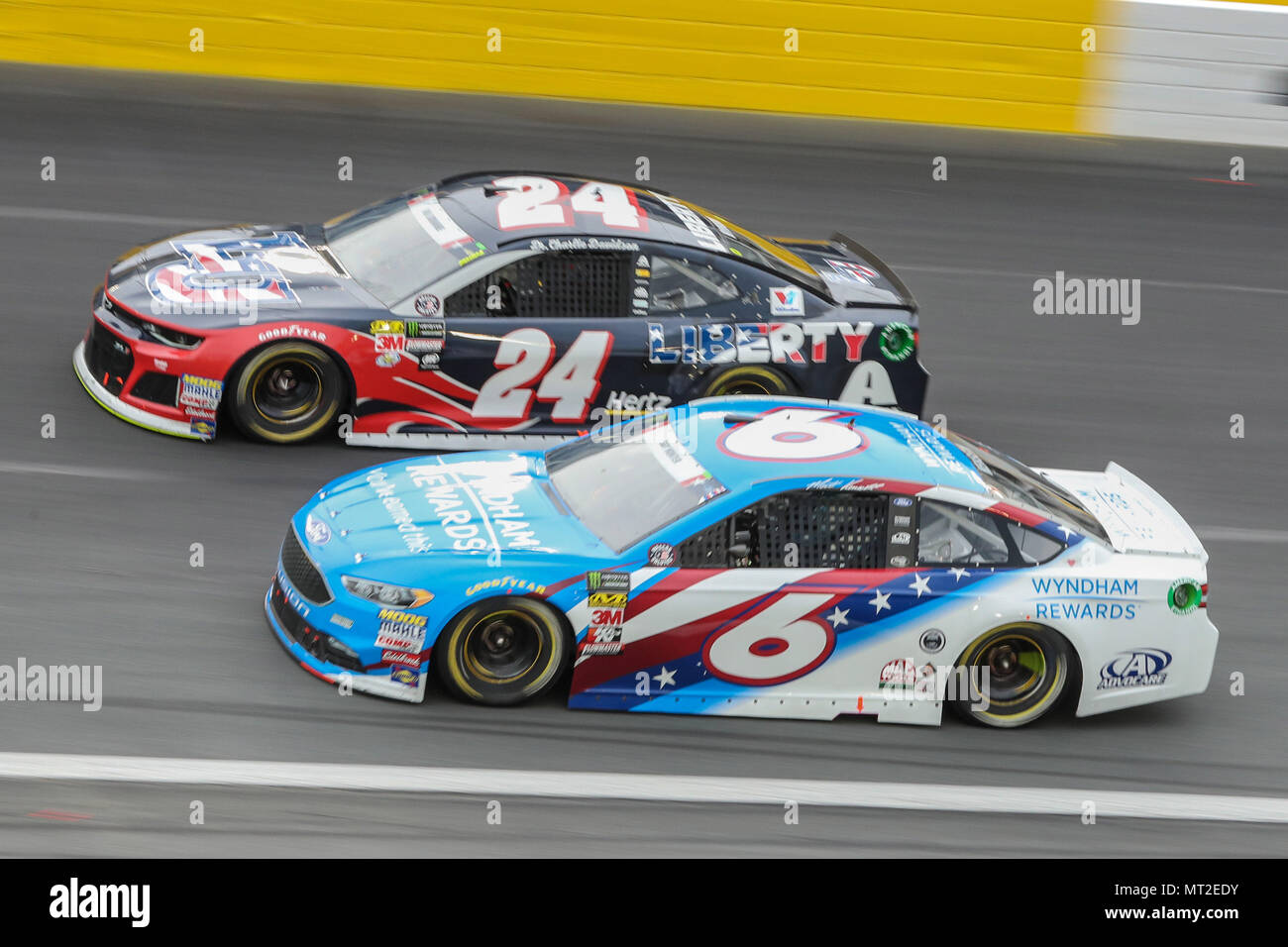 Concord, NC, EE.UU.. 27 de mayo de 2018. Monster Energy NASCAR Cup Series  drivers Matt Kenseth (6) y William Byron (24) carrera por la posición off  del turno 4 durante la Coca-Cola